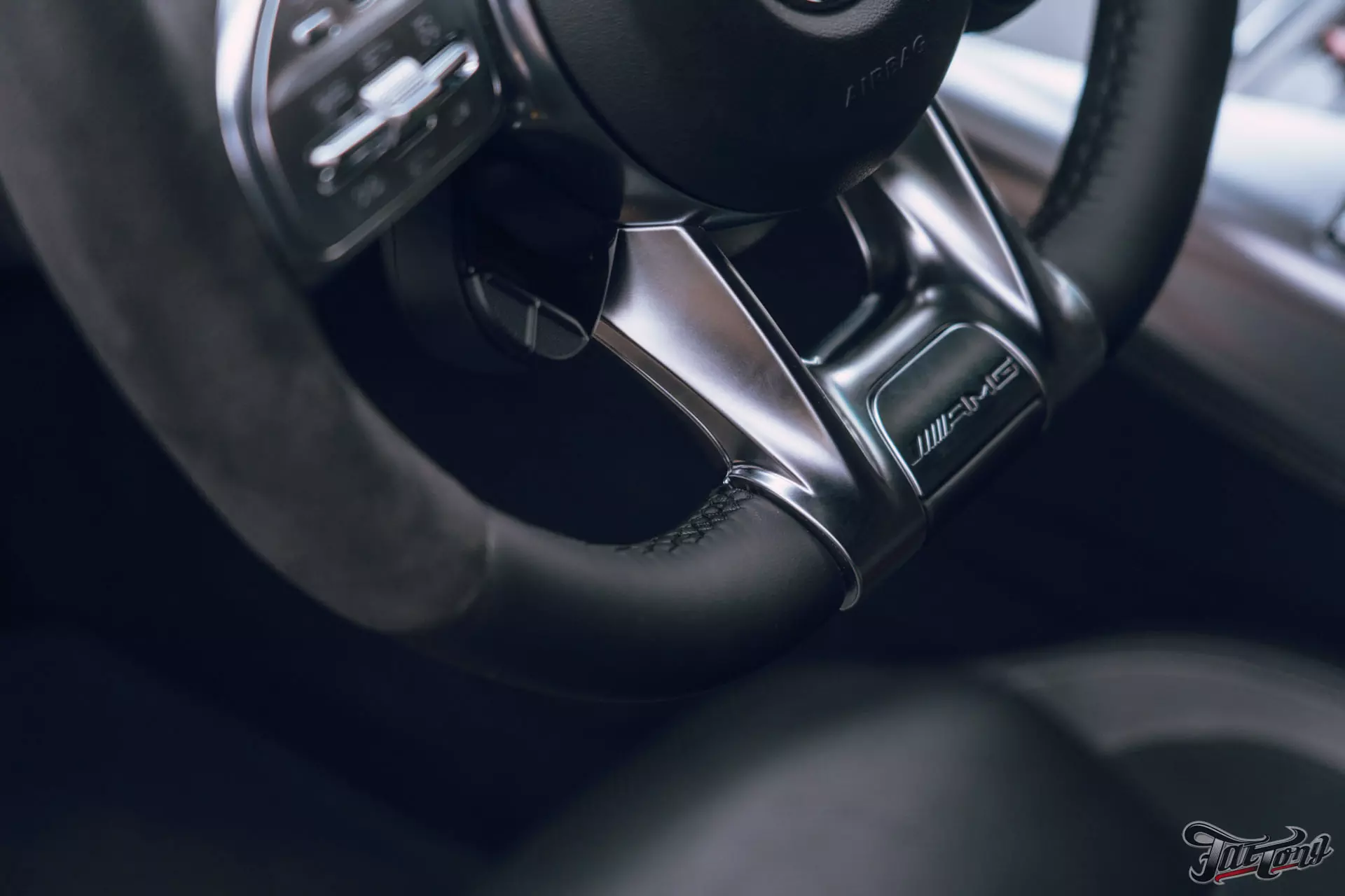 Шумоизоляция дверей и перешив руля с ярким акцентом для Mercedes AMG GT